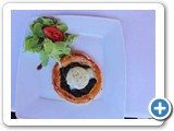 Feuilleté de Chèvre aux Épinards, Mesclun de Salade, Sauce aux Fines Herbes

