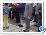 Local schoolchildren present the wreath to the 'wreath-layers'